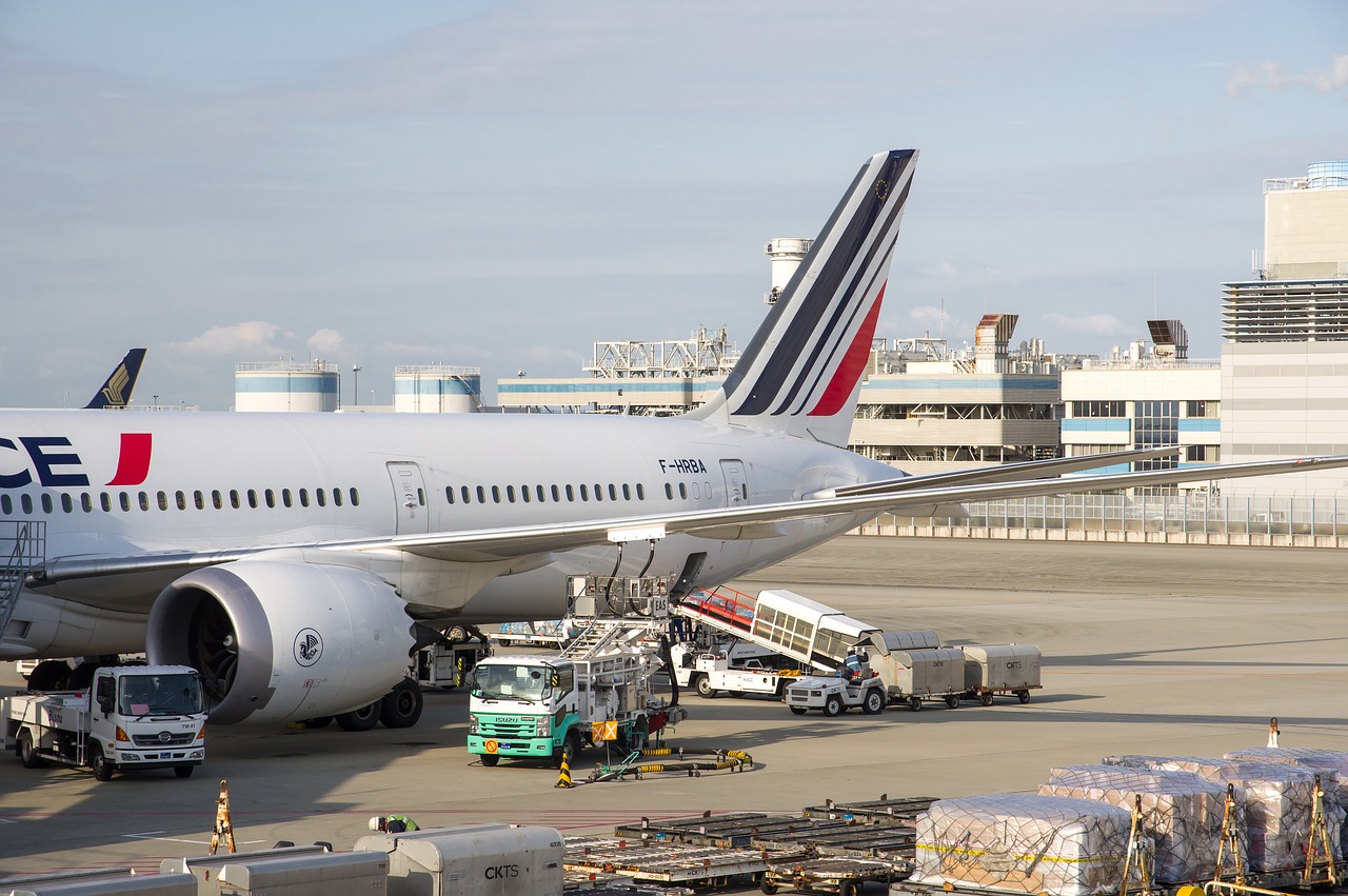 M&W Air Freight, loading and flying goods (1)